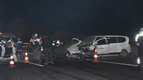 İki araç kafa kafaya çarpıştı: 5 yaralı - Son Dakika Haberleri